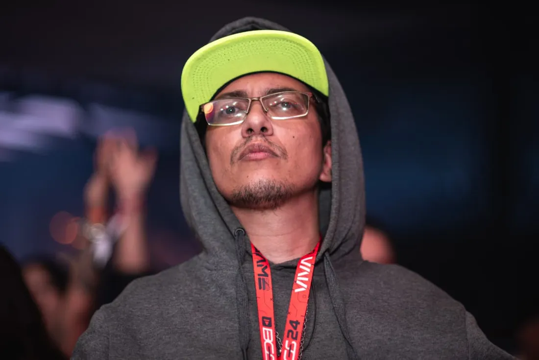 Vinny Manson de boné e moletom com o crachá da Brasil Game Show 2024