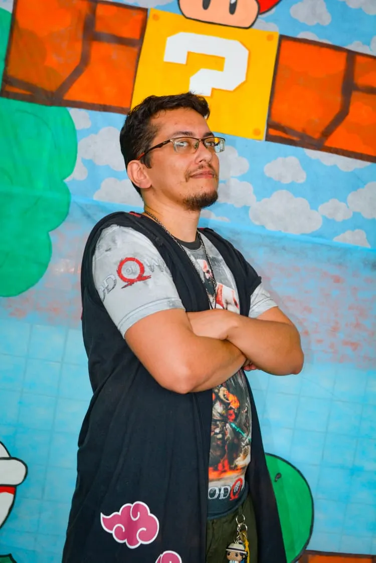 Vinny Manson de braços cruzados diante de um cenário do Super Mario