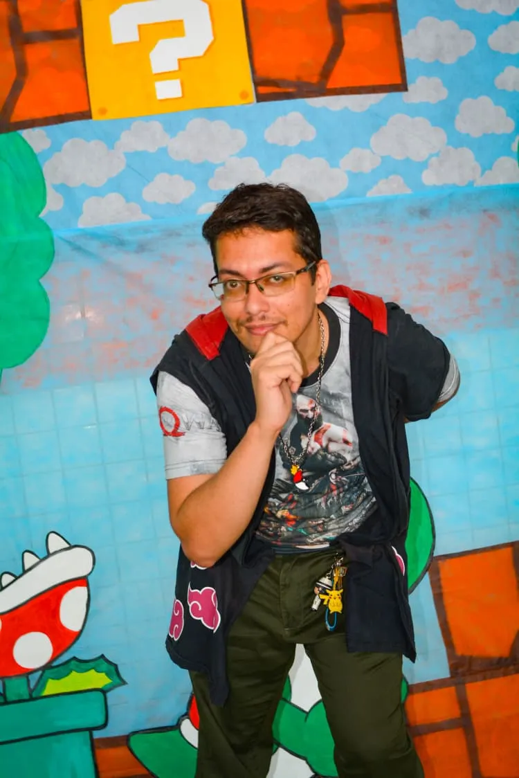 Vinny Manson posando diante de um cenário do Super Mario